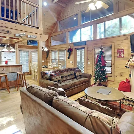 Gentle Ben’s Den, 4 Bedrooms, Pool Access, Air Hockey, WiFi, Sleeps 12